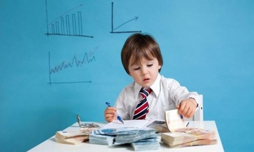 4 bài học cha mẹ cần biết khi dạy con về tiền bạc